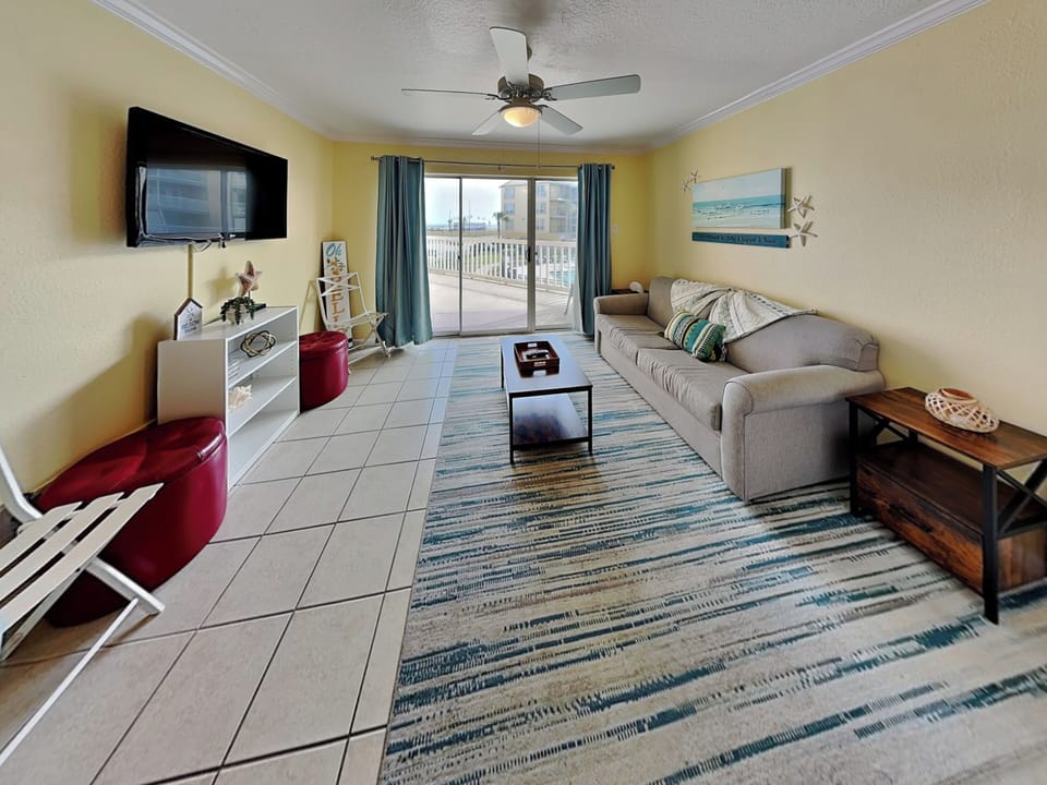 Open Concept Living Room, Kitchenette, & Dining Area