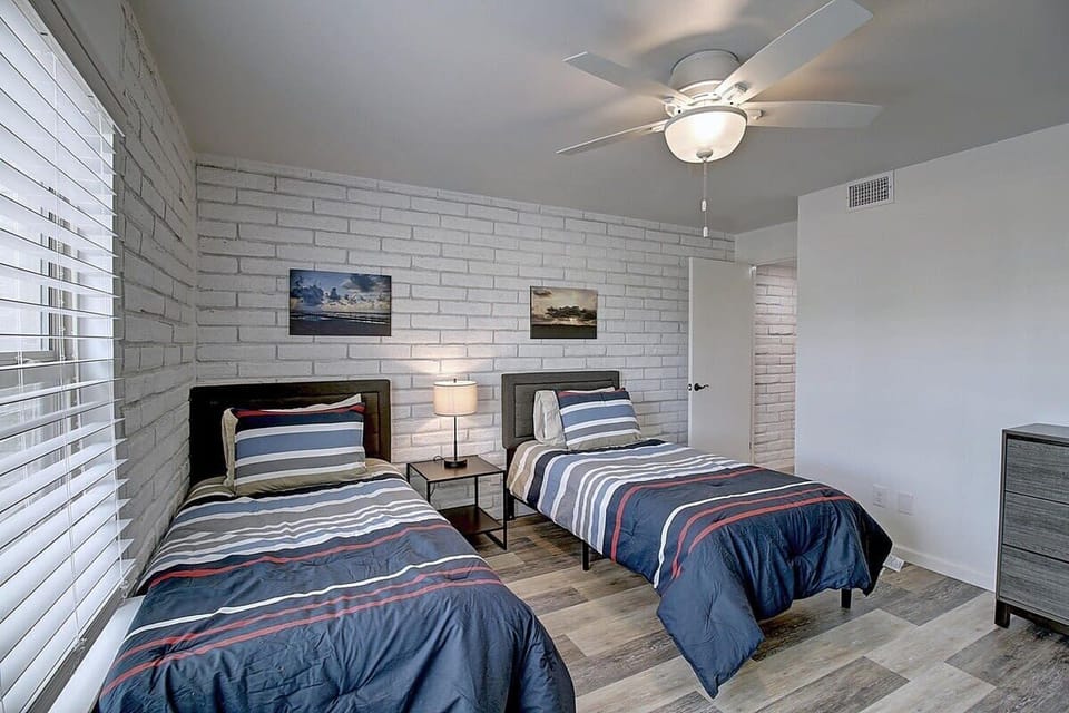 Guest bedroom with Twin beds