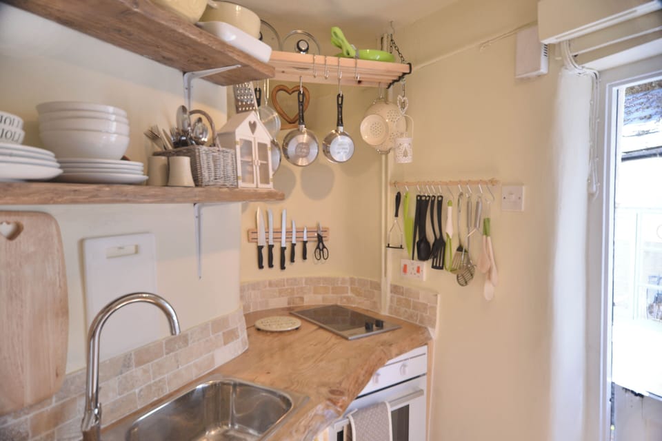 Cottage kitchen zoom