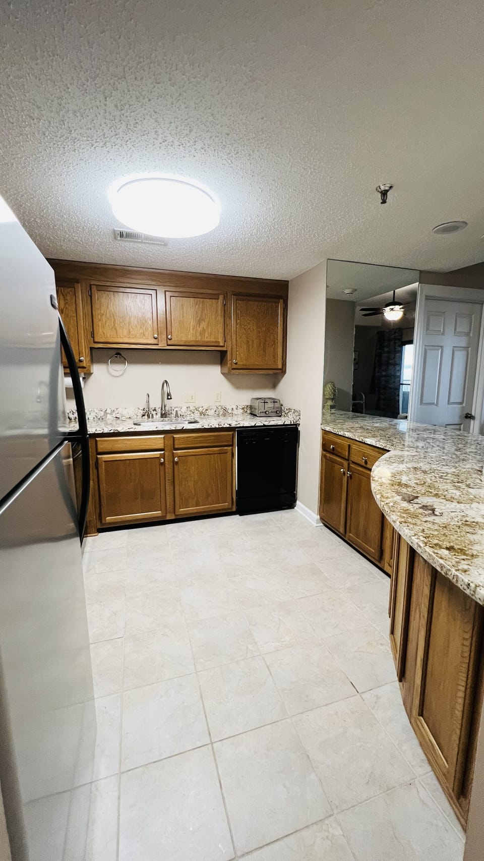 Equipped kitchen with Granite countertops 