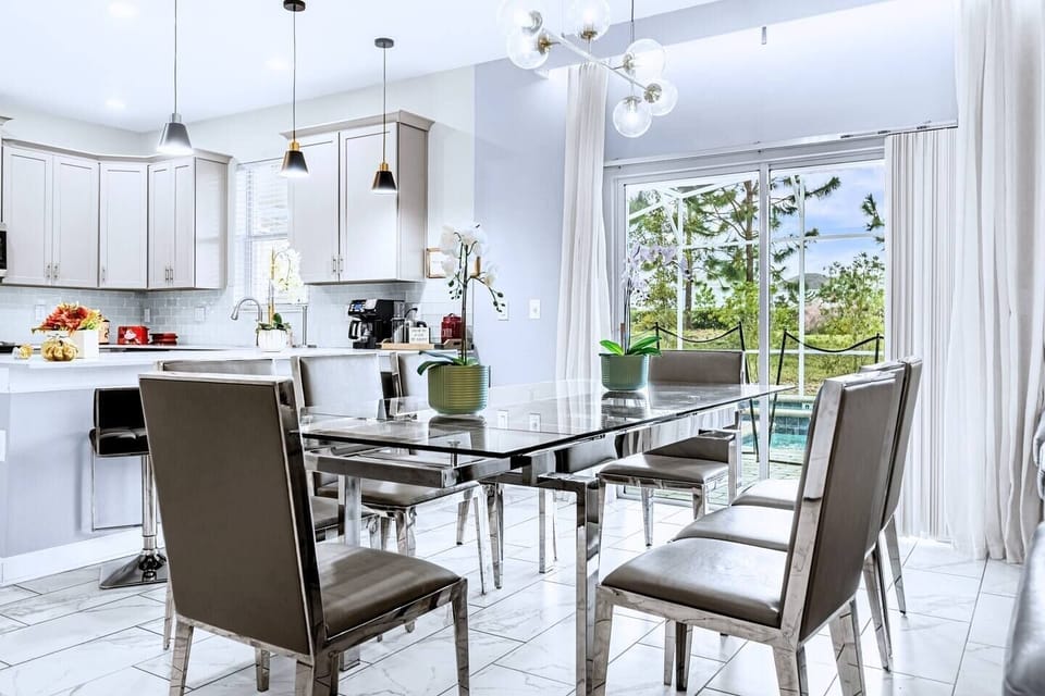 Open floorplan leading to the sunny lanai!