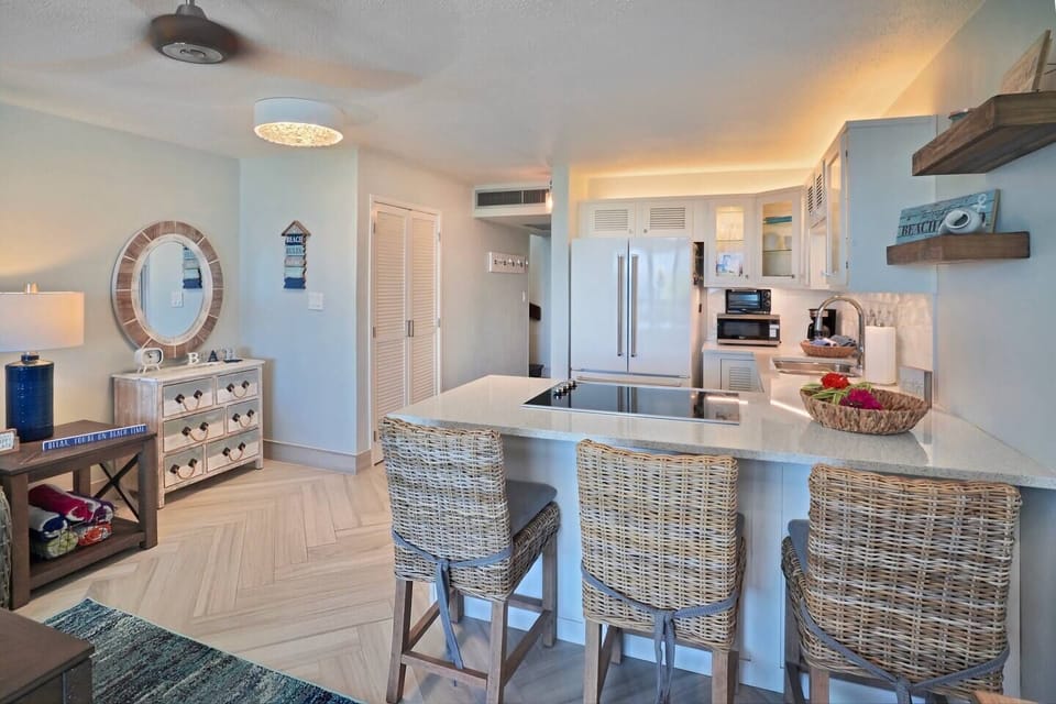 "Great condo at a gorgeous beach. The decor is excellent, there was plenty of space and amenities."