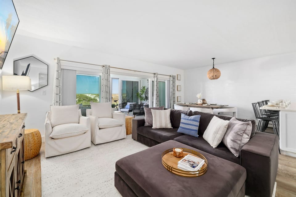 Spacious living area with panoramic ocean views (Villa 1)