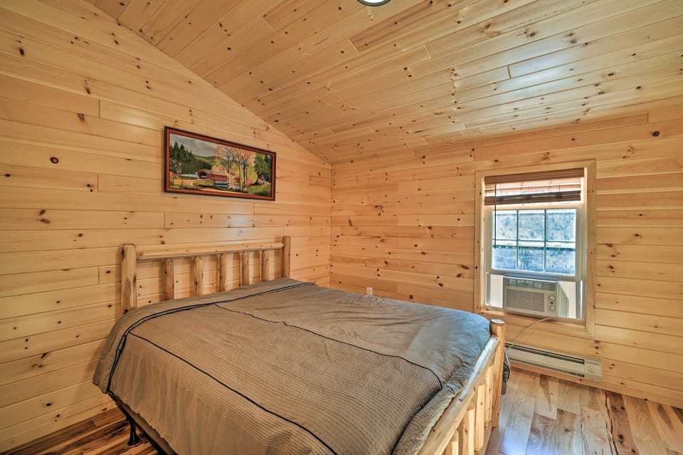 Bedroom 7 | Queen Bed
