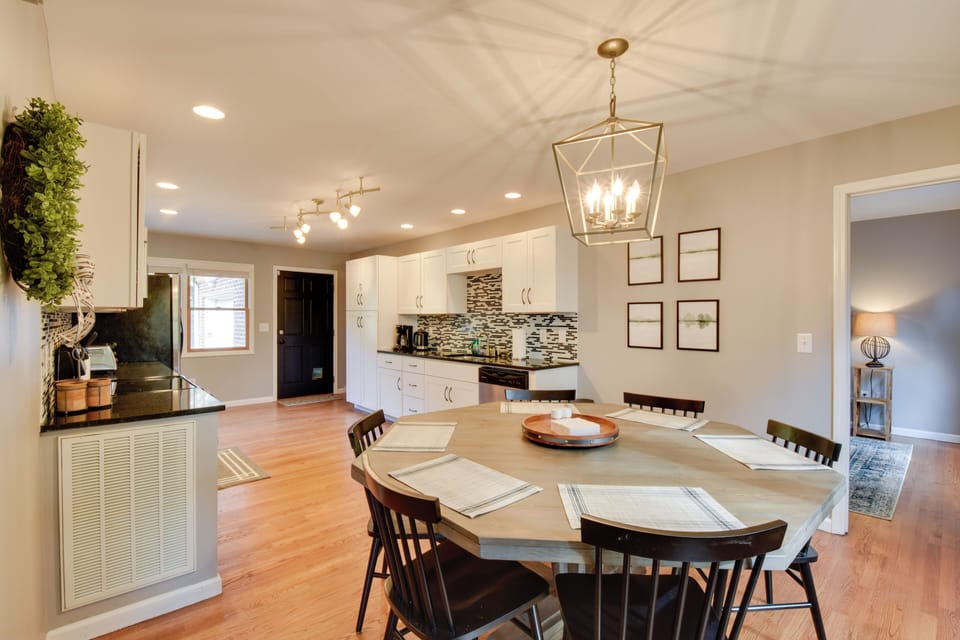 Dining Area | Dishware & Flatware Provided