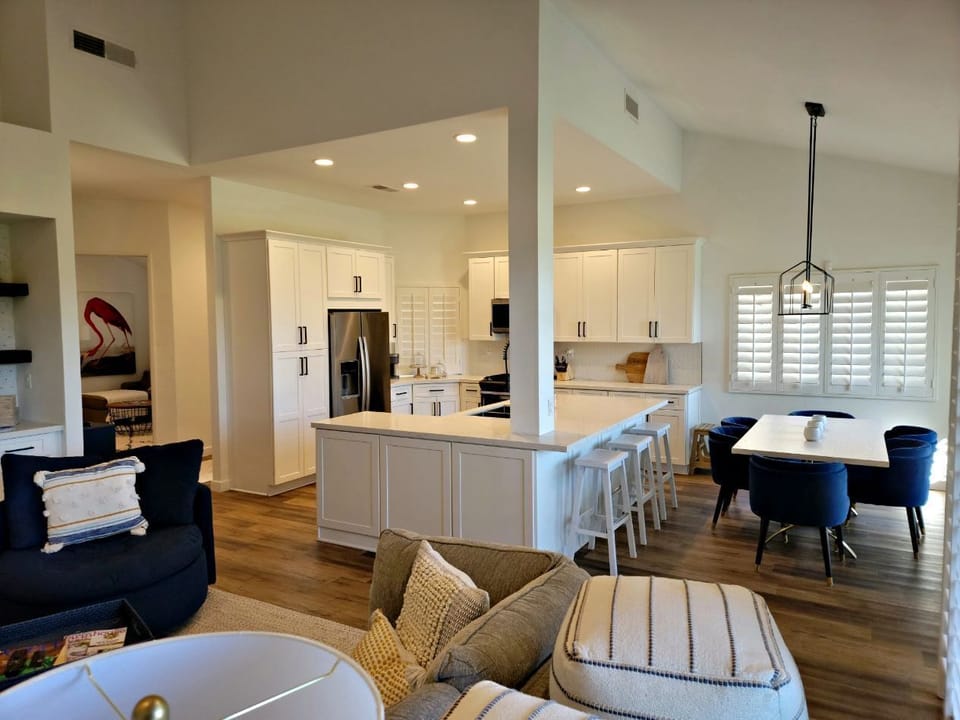 Light, Bright and Airey, Gorgeous Greatroom with Fire Place and Large TV 