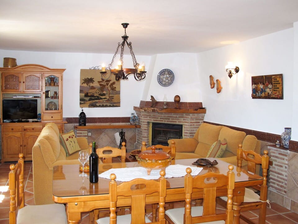 Picture Frame, Table, Furniture, Property, Couch, Chair, Wood, Building, Interior Design, Shelf