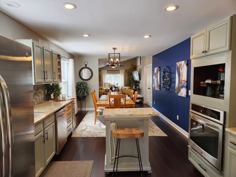 Stainless steel, granite, fully equipped w/cooking supplies, setting for 6.