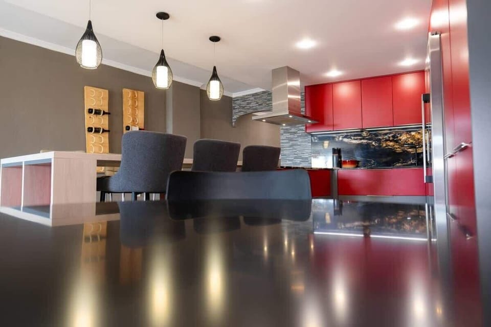 Kitchen with seating and dining table