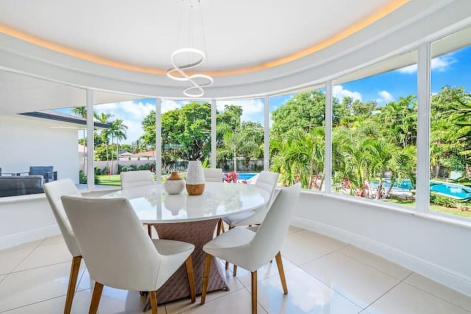 Fantastic feasts and memorable gatherings in this trendy dining room