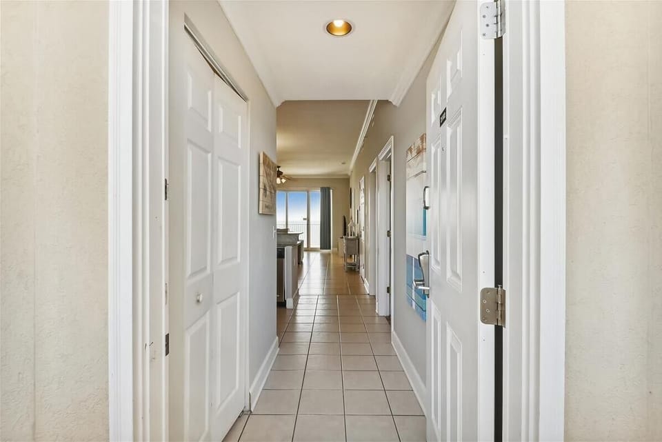 Spacious & Inviting Entryway