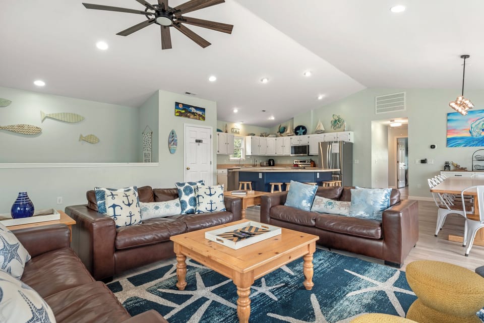 SH09: Aloha Shores | Top Level Living Area