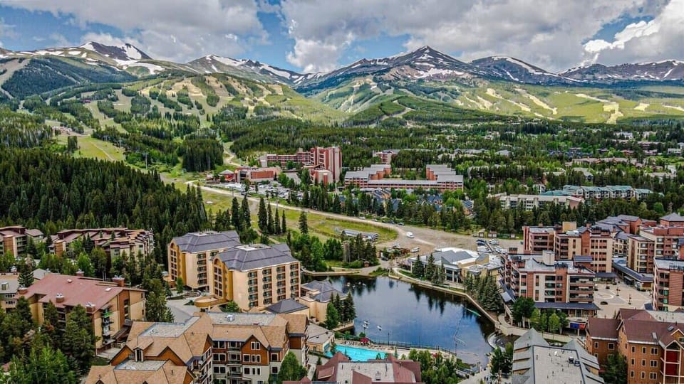 A beautiful aerial view of the condo and surrounding area. The condo is located by Main St. Station making it a perfect place for those wanting to jump on the Quicksilver Peak 9 ski lift or stroll along Main Street to check out shops and restaurants.