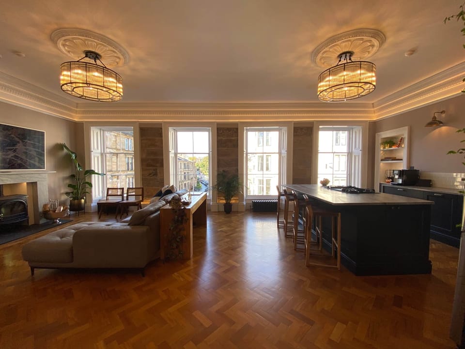 Ashton View Social Space - spacious luxury, views, traditional charm, comfort and style