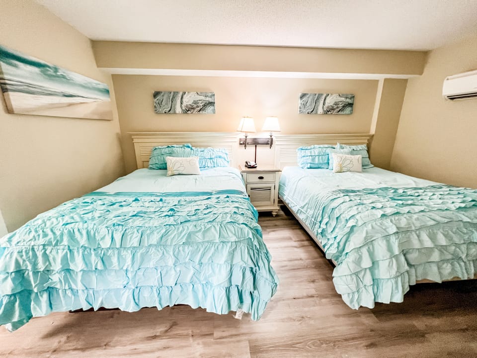 Two queen beds - Sleeps 4. Murphy bed in living room sleeps 2 more!