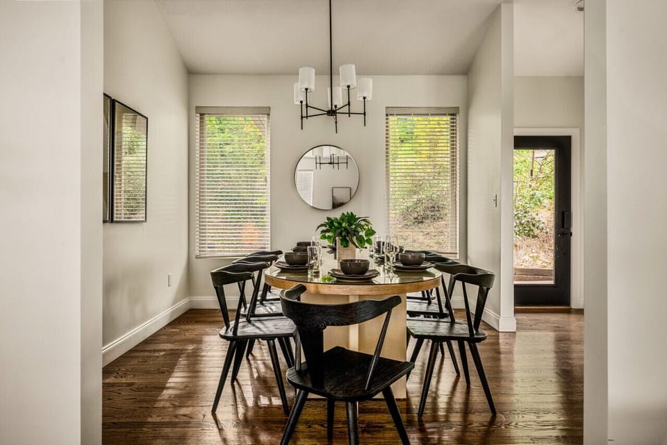 Gorgeous dinging room with seating for 8!
