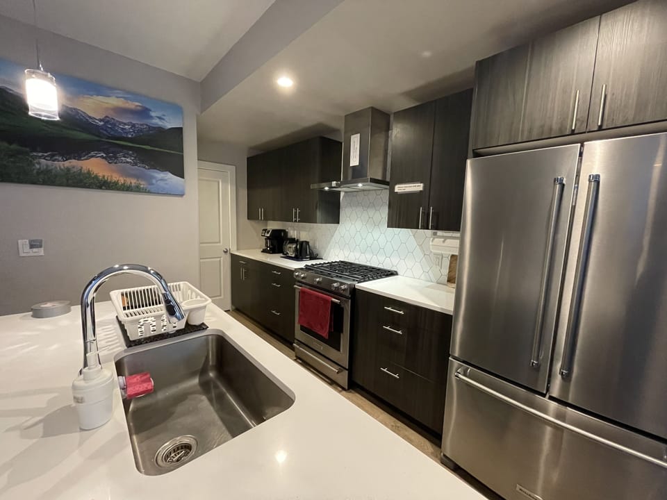Kitchen island, freeze and kitchen 