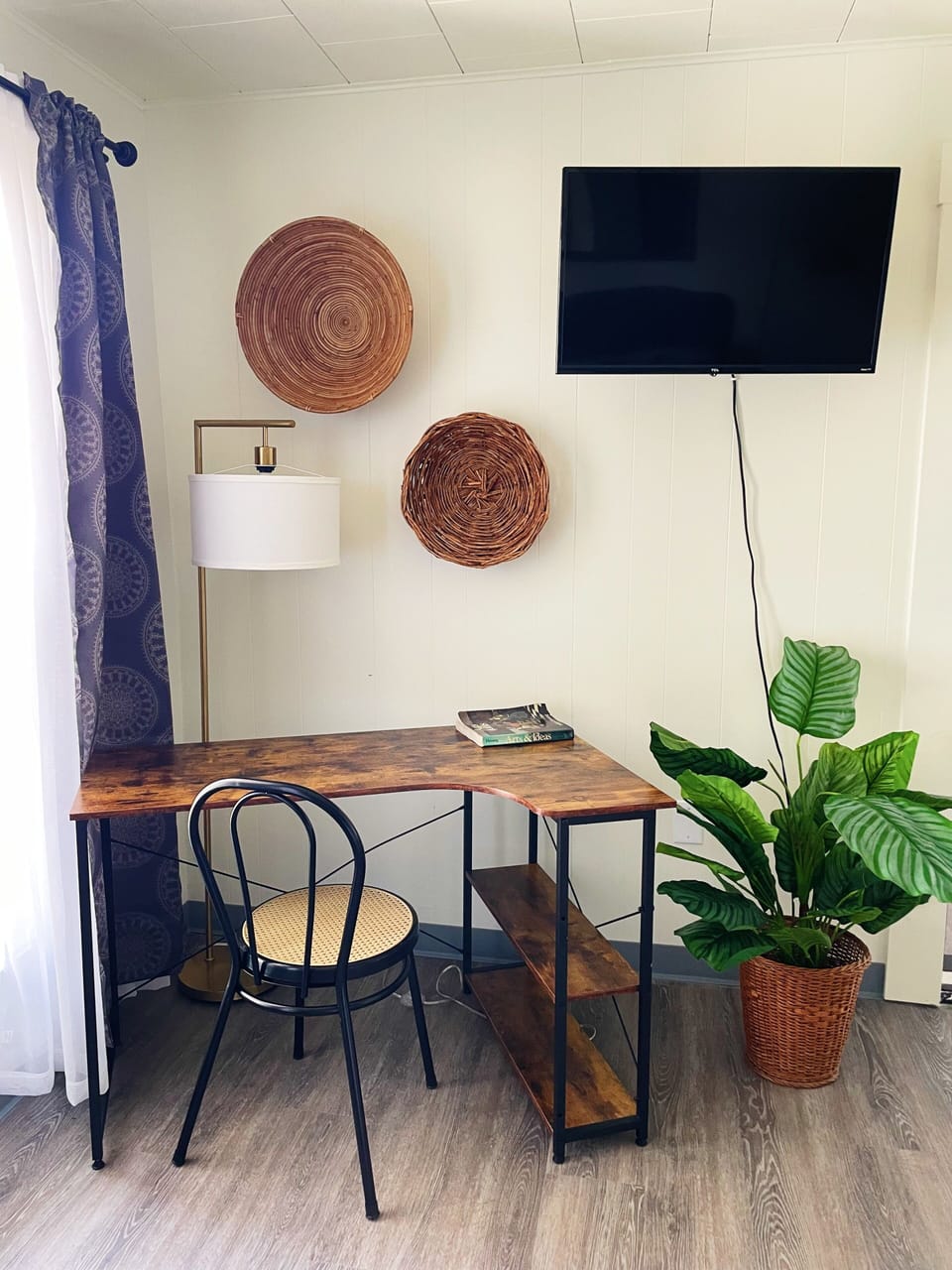 Perfect space to kick back and cacth up on work! 