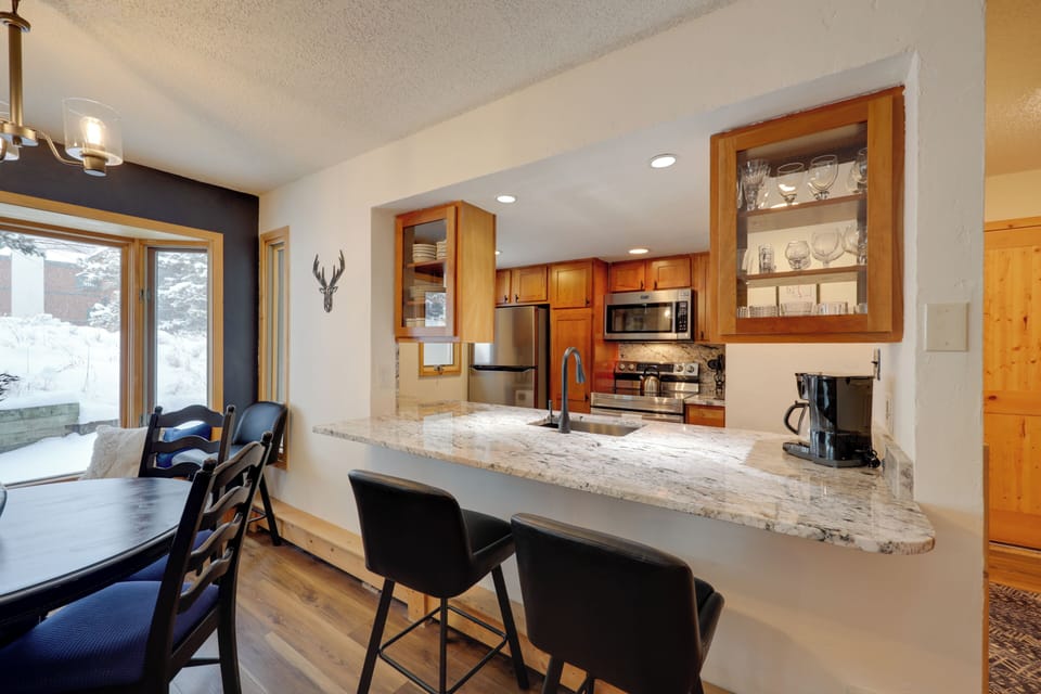 Kitchen | Paper Towels/Trash Bags Provided