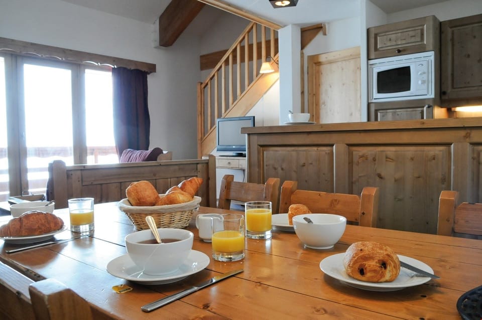 Welcome to our cozy and equipped apartment by the pistes, that may be a duplex!