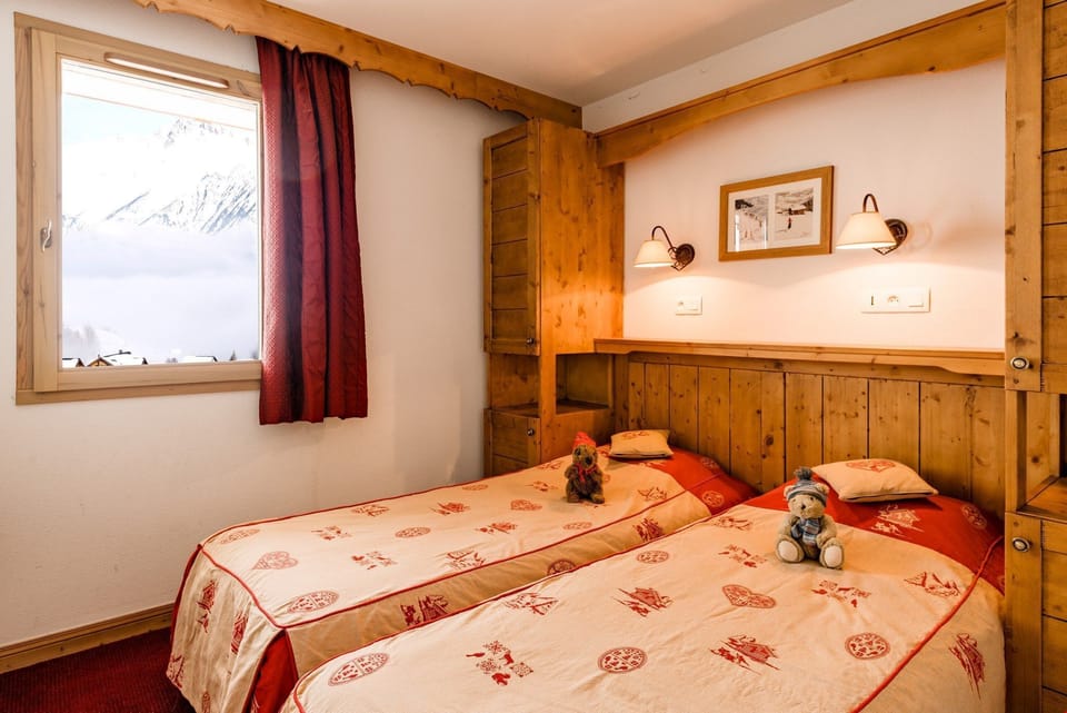Three bedrooms each feature 2 Single beds.
