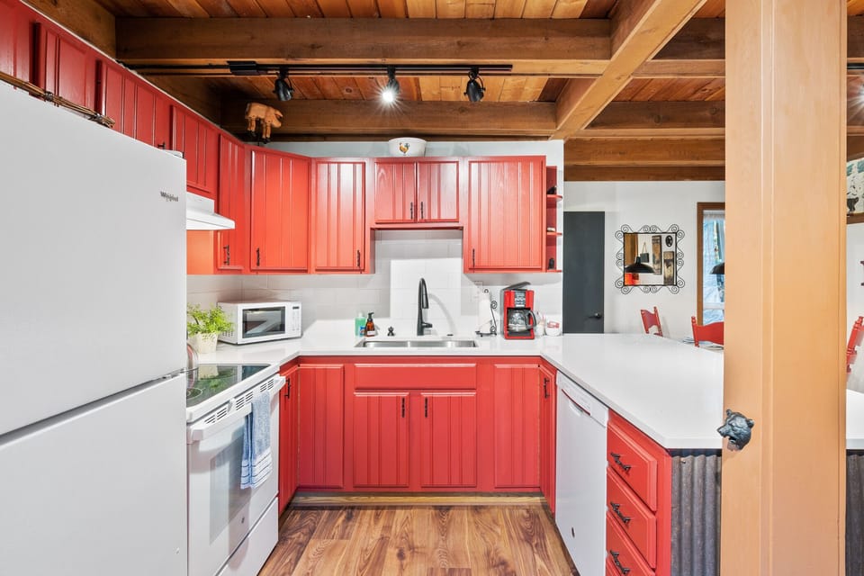 Perfectly- sized kitchen with all the supplies you could need