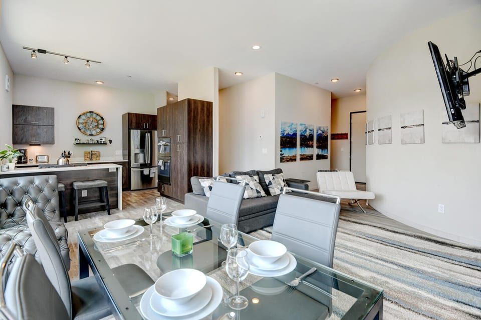 Dining Area With Seating For 4 People And An Additional 2 People At The Island