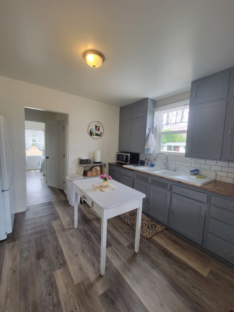 Farmhouse Kitchen with farmhouse sink, (no dishwasher). 