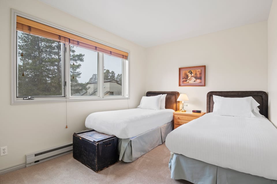 Main Level Twin Bedroom
(King Conversion Available for a Fee)
