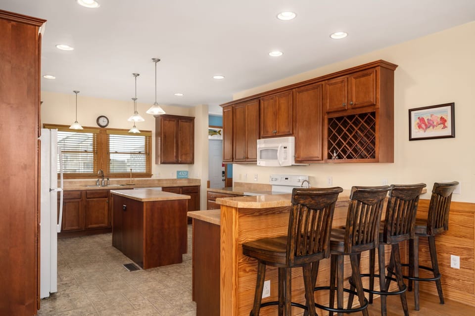 NH333: Capt. Brad's | ML Kitchen Area