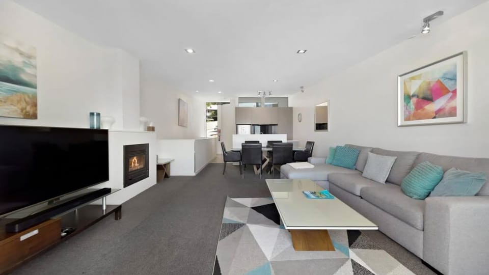 Flat screen TV and gasfireplace