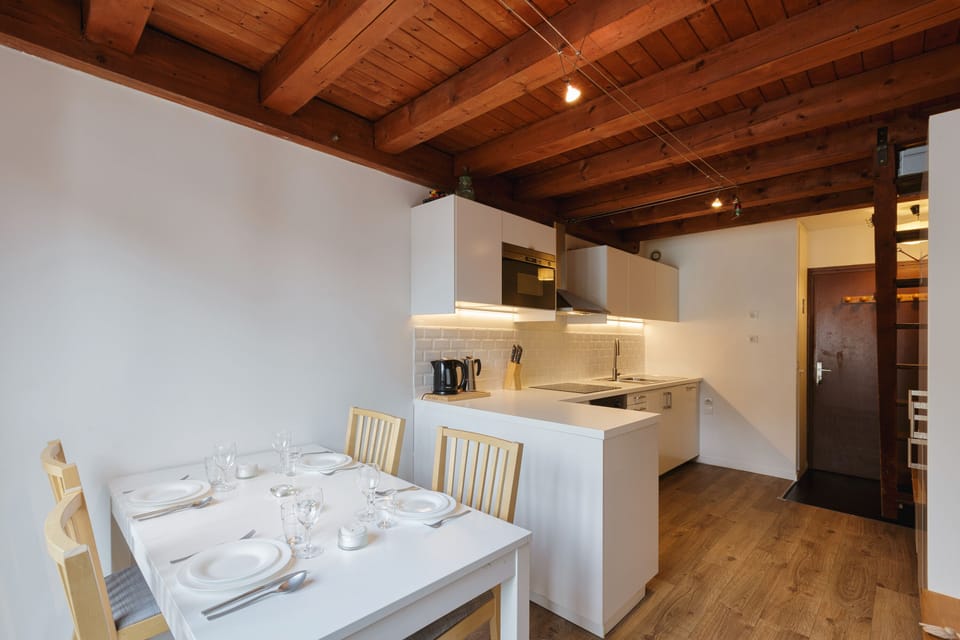 Cosy dining area open to the kitchen