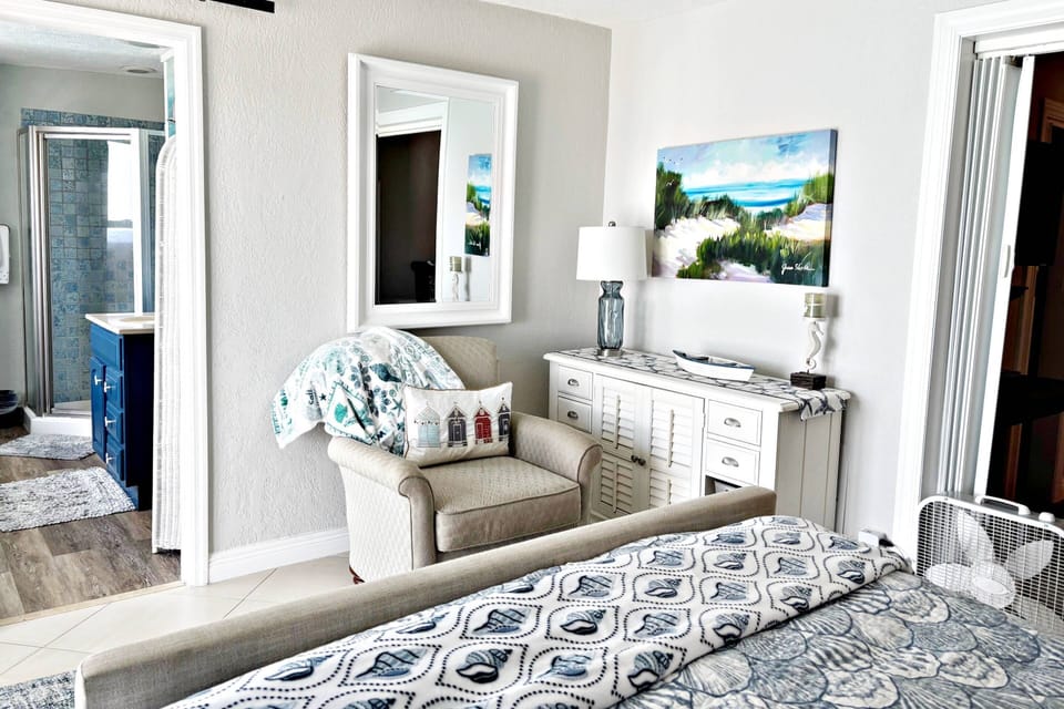 ... ceiling fan, sitting chair & private bathroom.