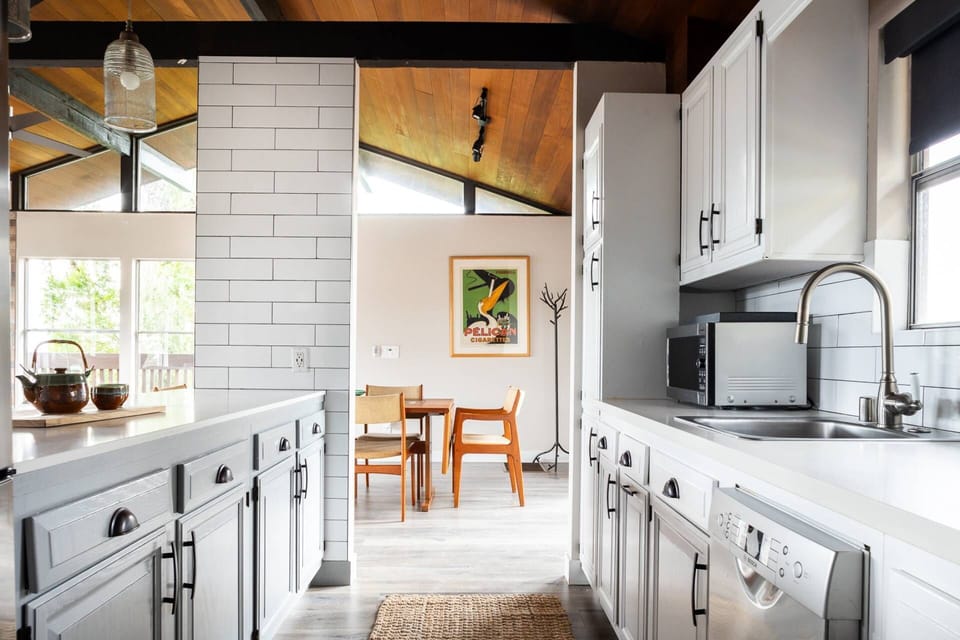 Full Kitchen Amenities