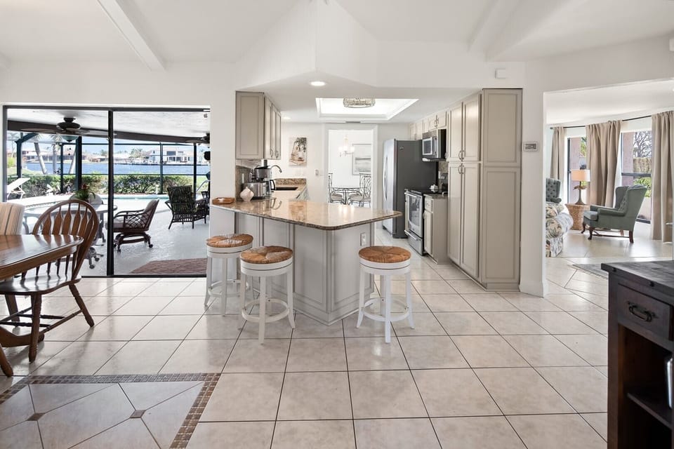 Kitchen with breakfast bar