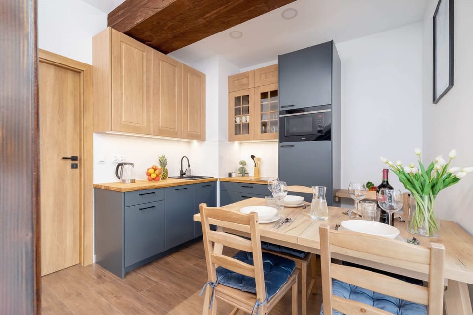 A modern kitchen and dining area with wooden elements and a fresh, minimalist design.

