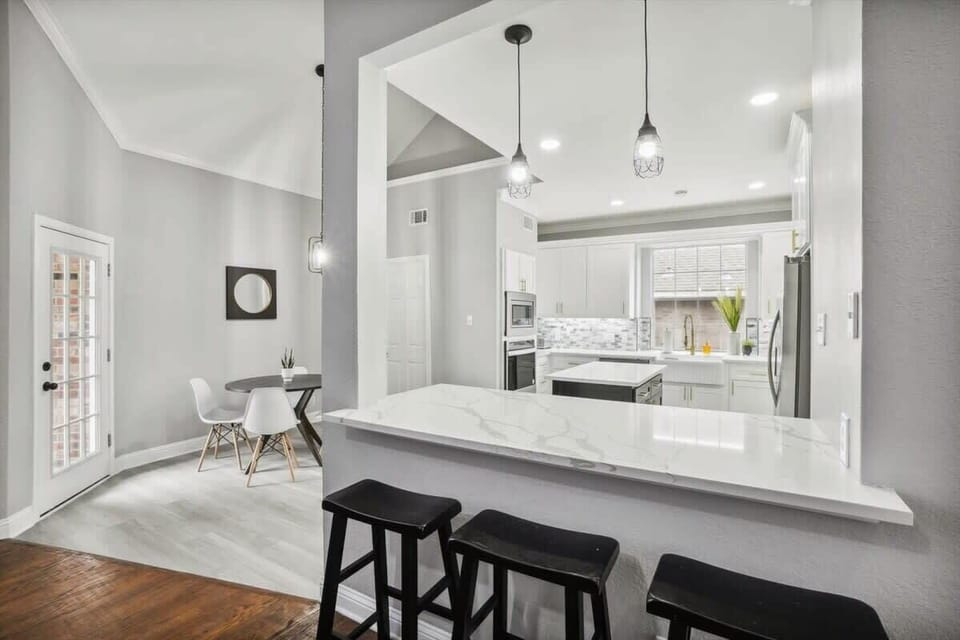 Full of upgraded finishes and luxury design elements, this fully equipped chef’s kitchen has everything you need for all your cooking needs and more!