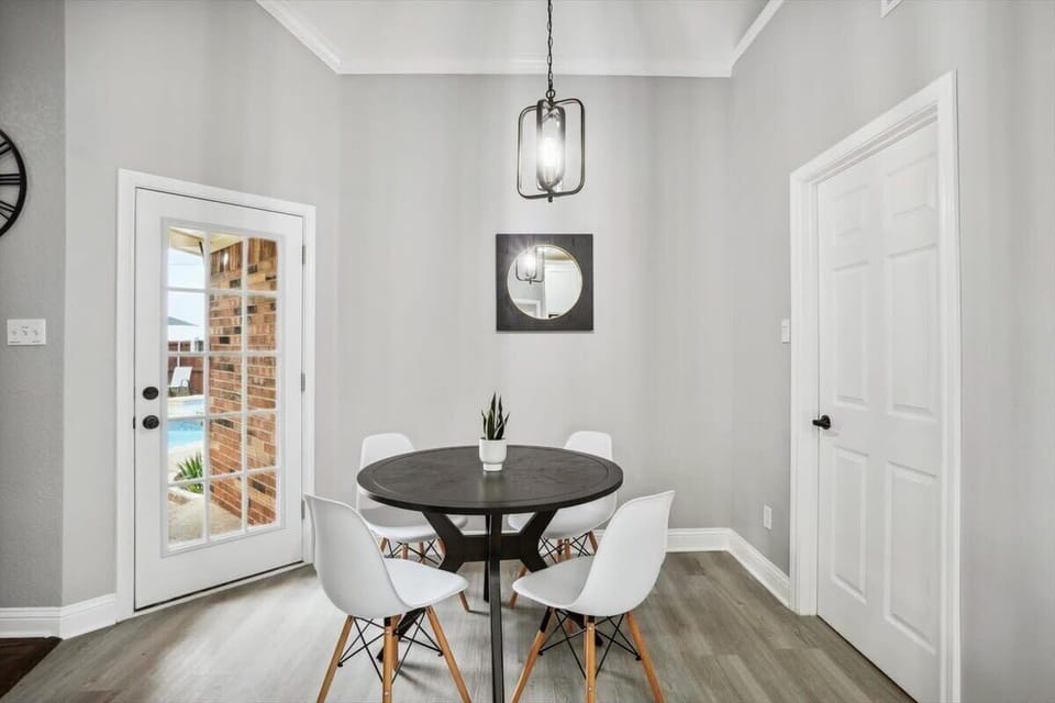 Come enjoy your first sips of morning coffee in this chic breakfast nook as the sun’s morning rays filter in!