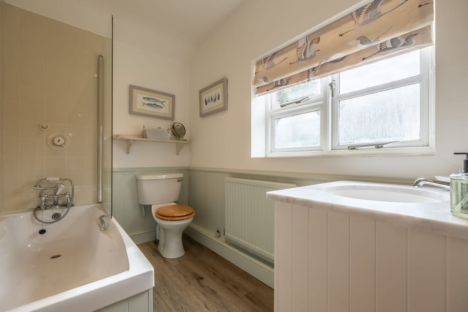 First floor: Master bedroom with en-suite