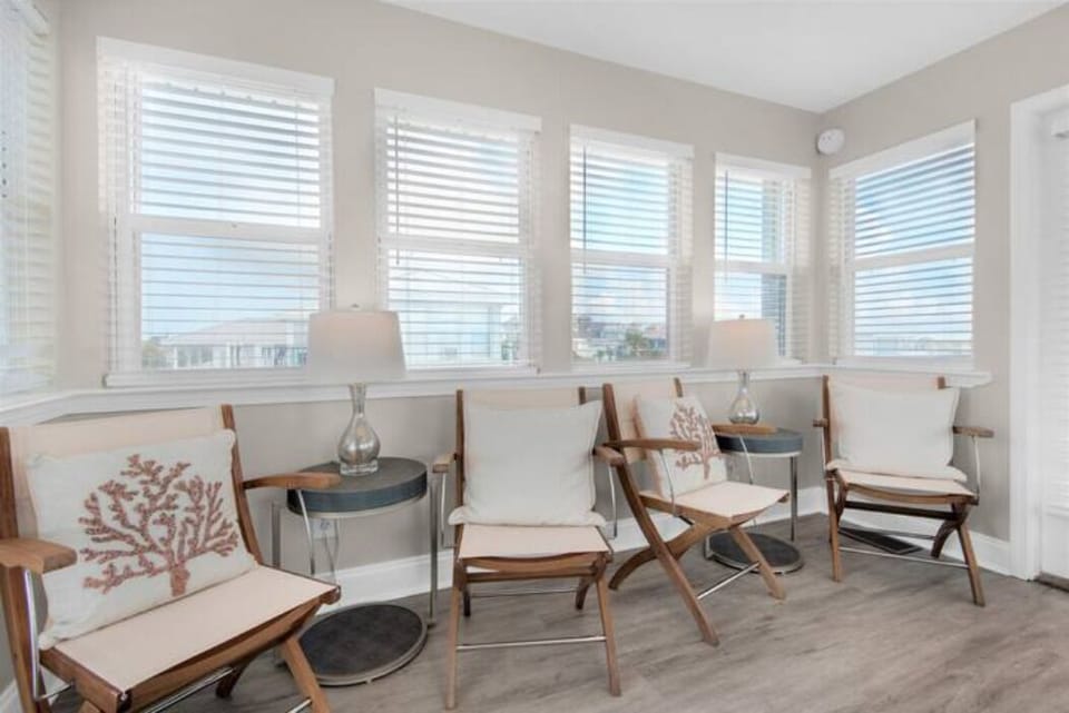 Plenty of room to chill with 360 degree views!
