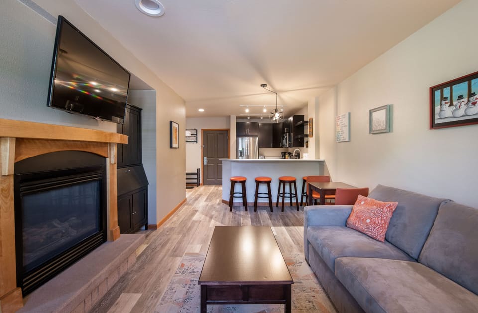 Flooring, Floor, Couch, Furniture, Hardwood