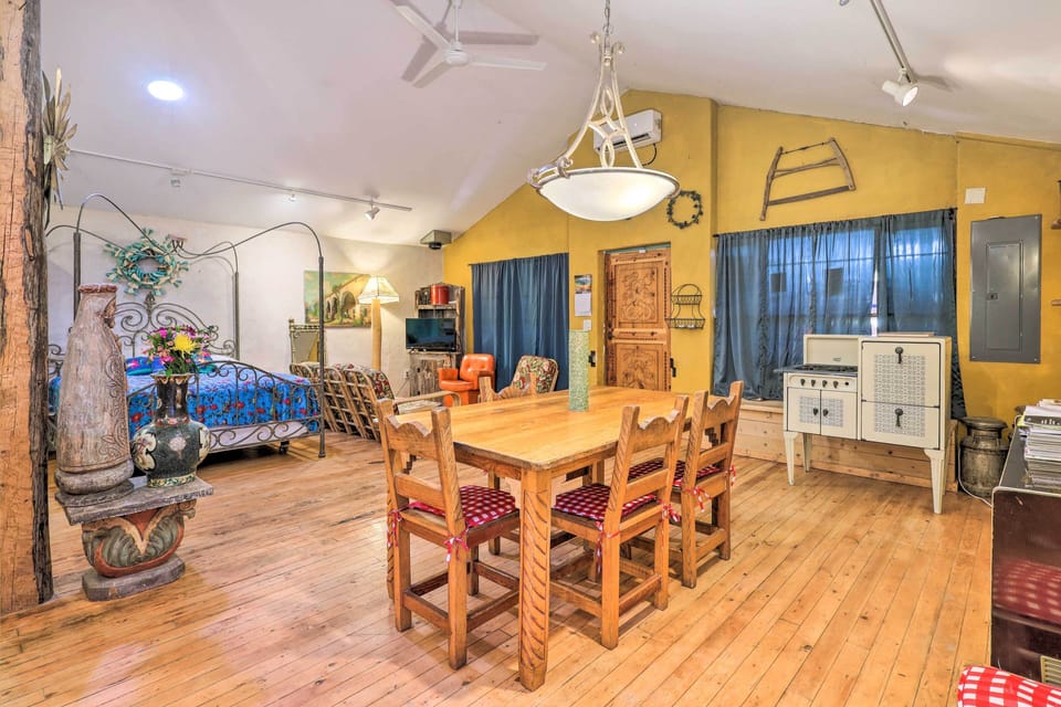 Dining Area | Free WiFi