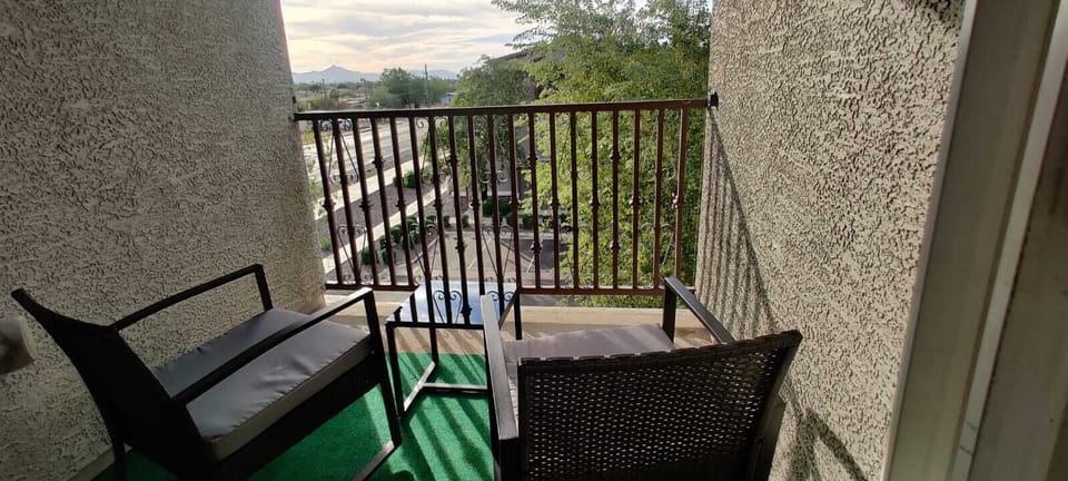 En-suite Balcony
rocking chairs & table to view the sunset over the mountains 