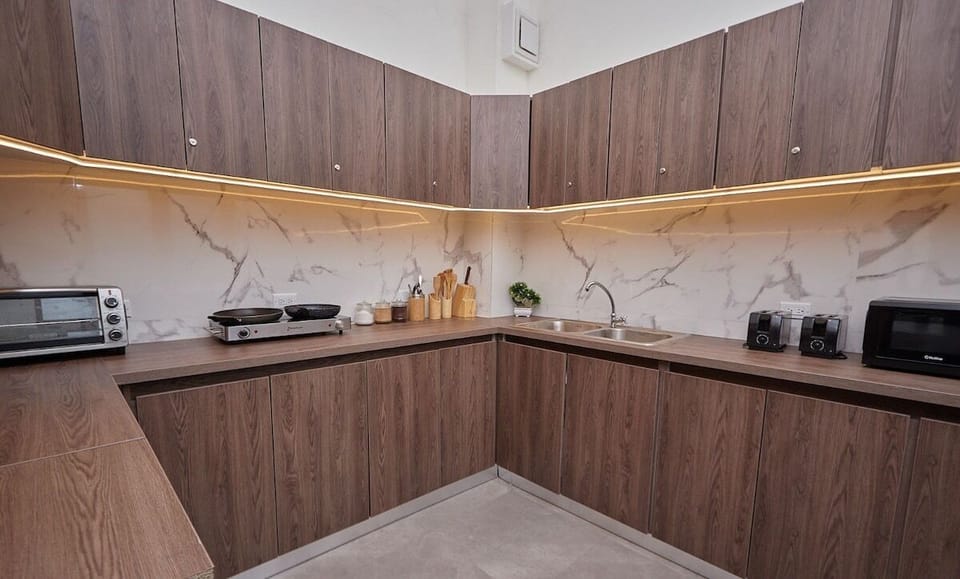 Aunque el apartamento no tiene cocina, tendrás acceso a una cocina compartida totalmente equipada junto a la piscina. ¡Un plus que te encantará!