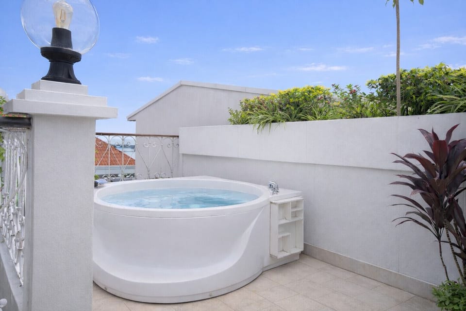 For your ultimate enjoyment, we've installed a shared jacuzzi on the terrace, exclusively for building guests. A space designed for your relaxation, the perfect complement to your stay in the iconic Old Town.