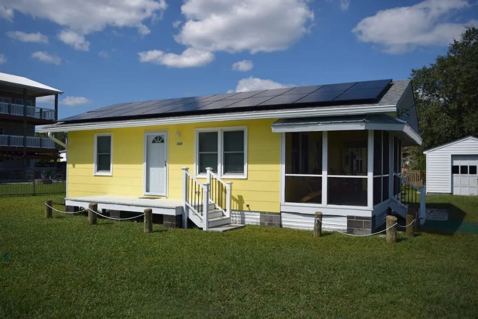 cottage with detached garage 