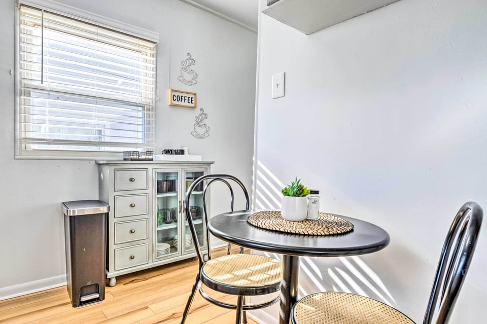 Dining Area | Dishware/Flatware Provided | Trash Bags/Paper Towels Provided