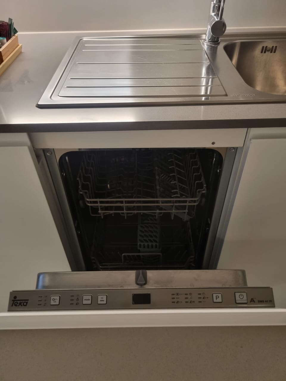 Leaf House dishwasher