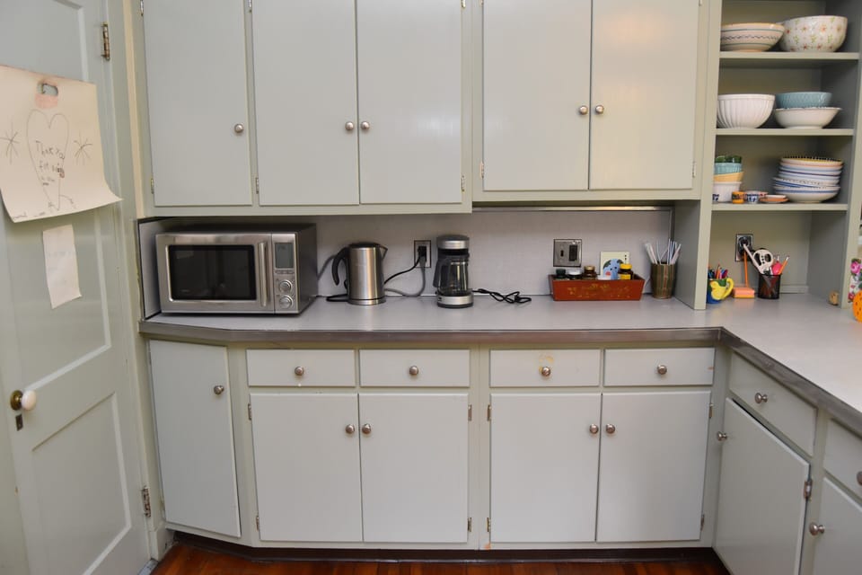Fully stocked eat-in kitchen