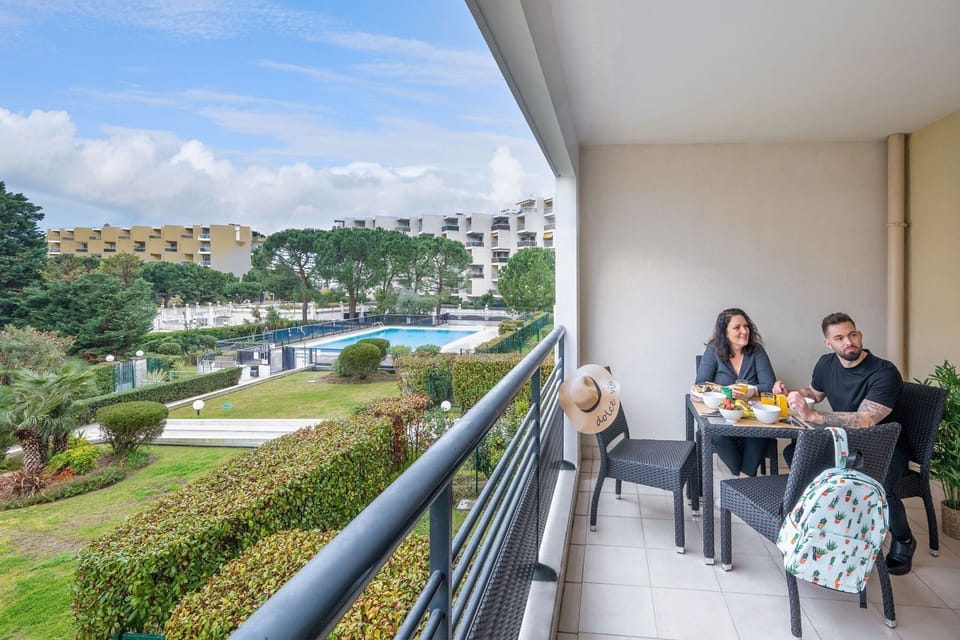 Enjoy your breakfast in the sunny terrace! Views may vary.